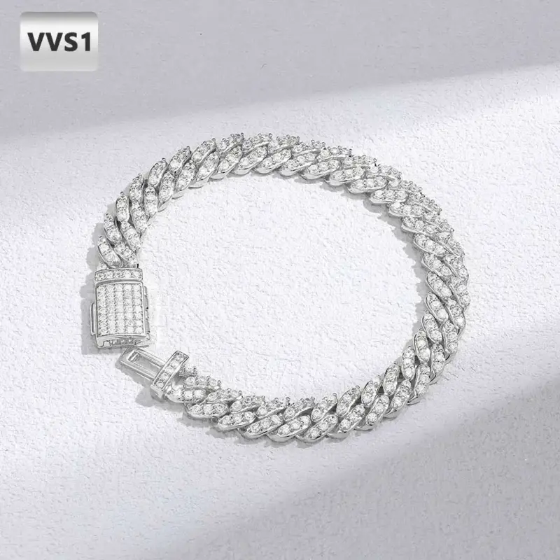 Silberfarbenes Moissanit Cuban Link Armband mit geöffneter Schließe