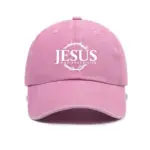 Jesus Cap in Rosa im Vintage-Look mit weißem Jesus-Schriftzug, Dornenkranz und „Way, Truth, Life“, Vorderansicht