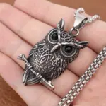 Eulenanhänger in der Hand als Größenvergleich
