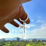 Schlüsselanhänger mit Kreuzmotiv – christlicher Begleiter