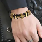Goldfarbenes Leder-Kreuzarmband als Tragebeispiel am Handgelenk