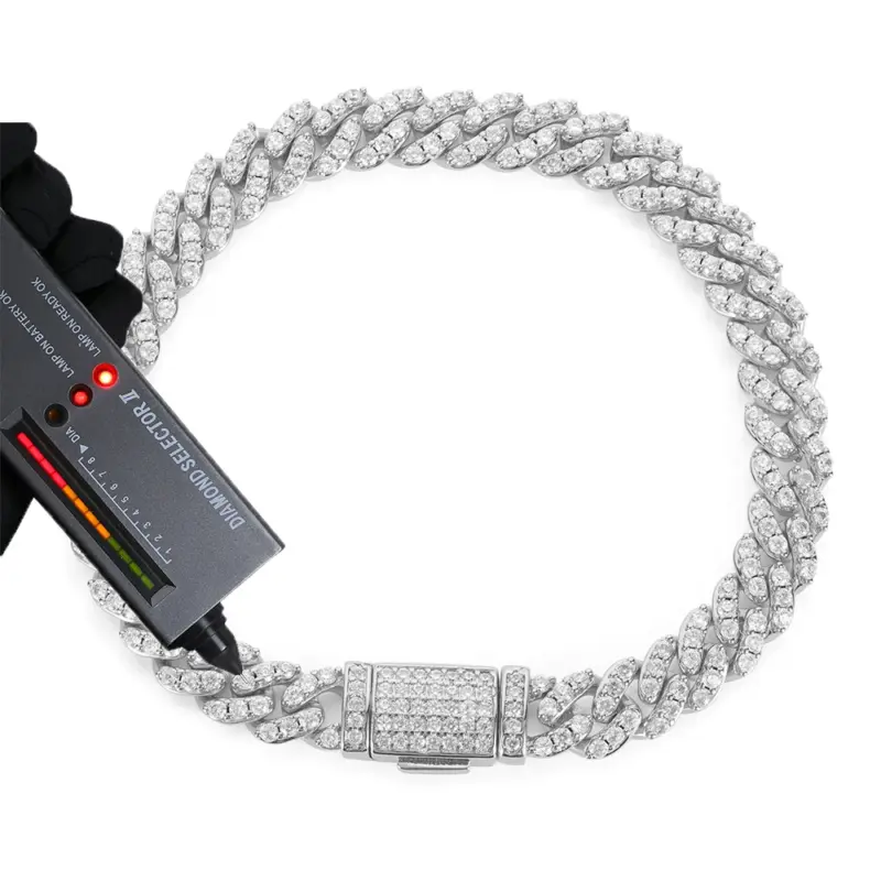 Lieferantenaufnahme des Cuban Link Armbands mit Prüfgerät