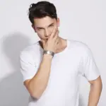 Herren-Panzerarmband als Tragebeispiel zu einem weißen T-Shirt
