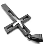 Schwarzer Doppelkreuz-Anhänger mit erhabenem Kreuz in Nahaufnahme