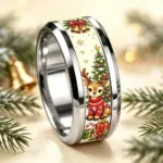 Weihnachtsring mit farbigem Rentiermotiv und sichtbarer Ringinnenseite