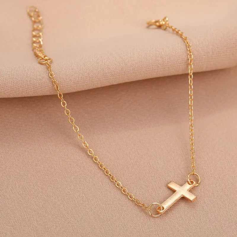Kreuzarmband für Damen – Detailansicht mit christlichem Symbol