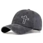 Dunkelgraue Vintage Cap mit weißer Kreuzstickerei und gebogenem Schirm