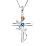 Kreuzkette mit Rose und blauem Zirkonia von Huitan – XL901