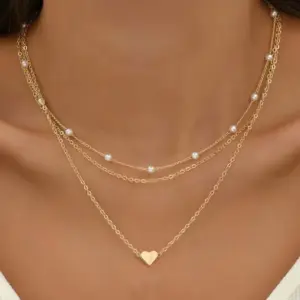 Mehrreihige Herzkette für Damen in Goldfarben mit Herzanhänger und Perlenoptik