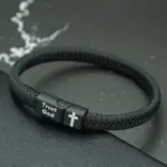 Lederarmband Herren mit Kreuz und Vertraue-Gott-Botschaft – Schwarz