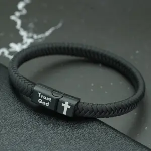 Lederarmband Herren mit Kreuz und Vertraue-Gott-Botschaft – Schwarz