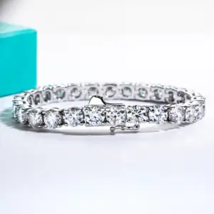 AnuJewel Tennisarmband in geschlossener Frontansicht