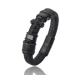 Schwarzes Lederarmband mit schwarzem Kreuz und schwarzen Metallelementen