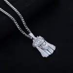Silberfarbener MossanRappr Jesus-Anhänger im Iced-Out Stil