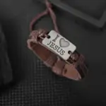 Christliches Herrenarmband in schwarzer Lederoptik – Detailansicht