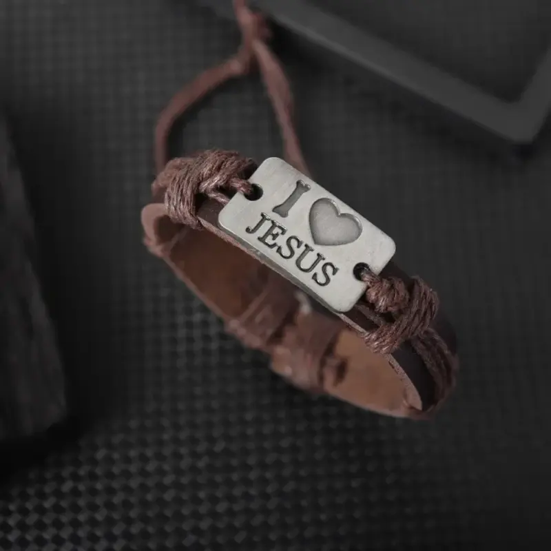 Christliches Herrenarmband in schwarzer Lederoptik – Detailansicht