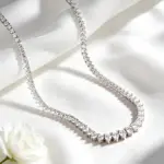 Silberne Tenniskette für Damen in klassischer Tennisoptik