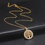 Goldfarbene Lebensbaumkette auf schwarzem Untergrund