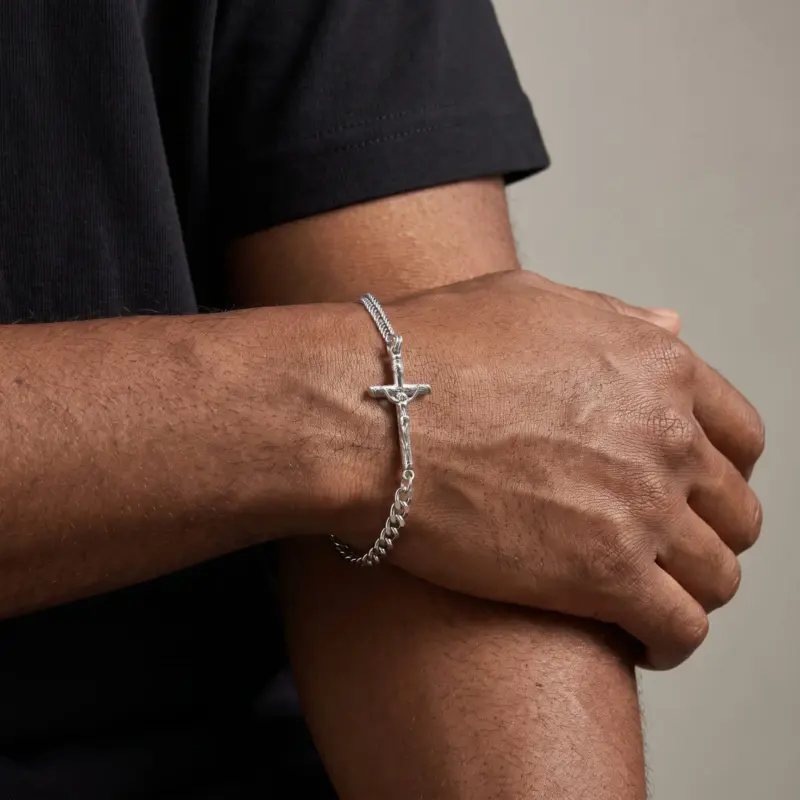 Markantes Herrenarmband mit Kreuz – Edelstahloptik
