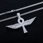 Iced Out Engelsflügel Kreuz Anhänger mit Moissanit von MossanRappr