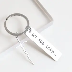 Schlüsselanhänger mit Textplatte und Faith-Kreuz – Gesamtansicht