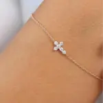 Filigranes Armband mit Moissanit-Kreuz am Handgelenk