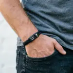 Christliches Herren Lederarmband mit Kreuz – Produktansicht