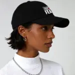 Schwarze Jesus Cap mit Motiv Glaube statt Angst – getragen von einem Model