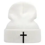 Mütze mit Kreuz Stickerei – Detailansicht der Beanie
