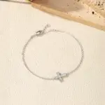 Kreuzmotiv und kleine Moissanit-Steine am Silberarmband