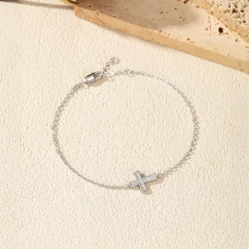 Kreuzmotiv und kleine Moissanit-Steine am Silberarmband