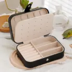 Schwarze Reise-Schmuckbox für Ringe und Ohrringe