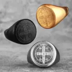 Drei Metal Town Benediktusringe R694 in Gold-, Schwarz- und Silberoptik mit Kreuzmedaille