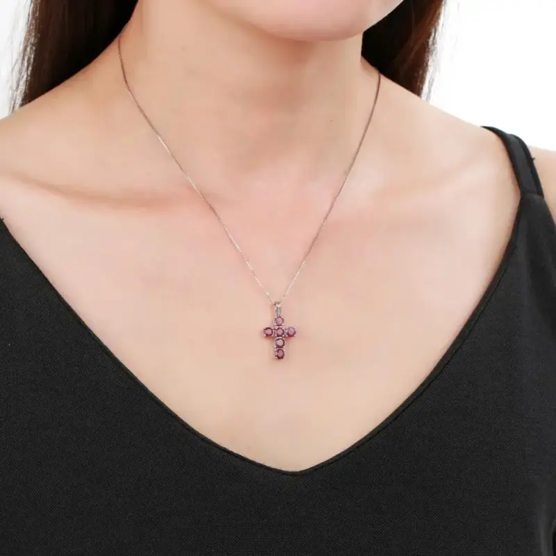 GEM'S BALLET Kreuzkette Damen – violette Steinvariante getragen