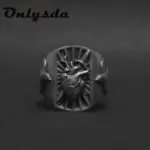 abdo Ring mit anatomischem Herzmotiv und Strahlen auf dunklem Hintergrund