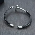 Kreuz-Lederarmband schwarz – Verschluss und Flechtung