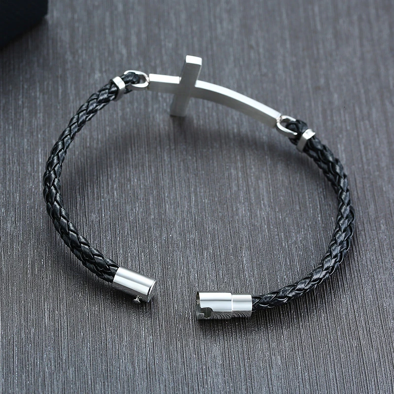 Kreuz-Lederarmband schwarz – Verschluss und Flechtung