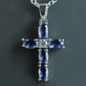Huitan Kreuzkette Damen mit blauen Zirkonia und klarem Mittelstein, silberfarbener Anhänger