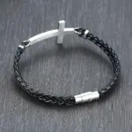 Christliches Lederarmband mit Edelstahlkreuz – Produktansicht