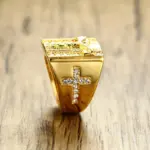 Seitliche Ansicht des VNOX Kreuz-Siegelrings mit kleinem steinbesetztem Kreuz