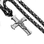 Schwarz-silberfarbene Granny Chic Kruzifix-Halskette mit Jesusfigur und kräftiger Gliederkette