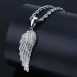 Silberfarbene Engelsflügel Kette mit Zirkonia auf schwarzem Untergrund