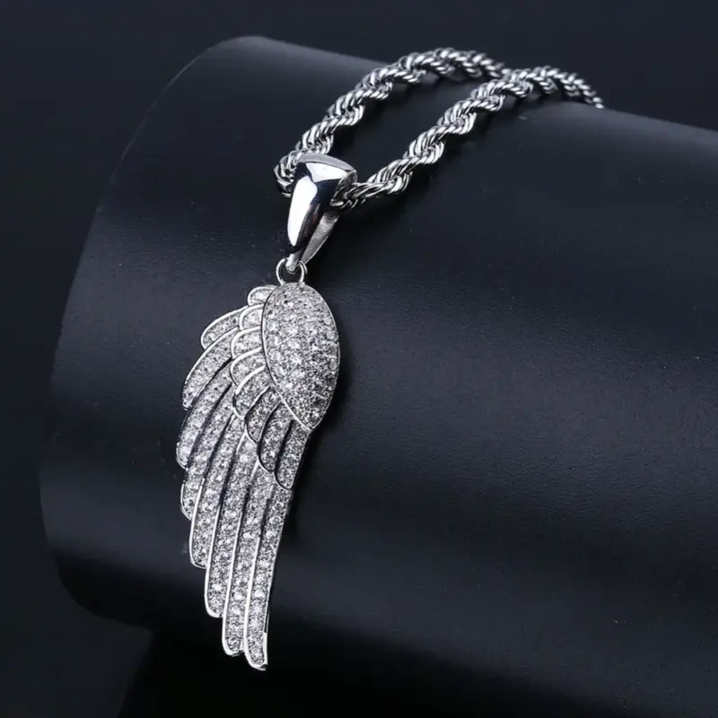 Silberfarbene Engelsflügel Kette mit Zirkonia auf schwarzem Untergrund