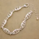 Silberfarbenes Jesusfisch Armband mit mehreren JESUS-Fischmotiven