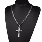 Silberfarbene Byzantiner-Königskette mit großem Jesus-Kruzifix auf schwarzer Schmuckbüste