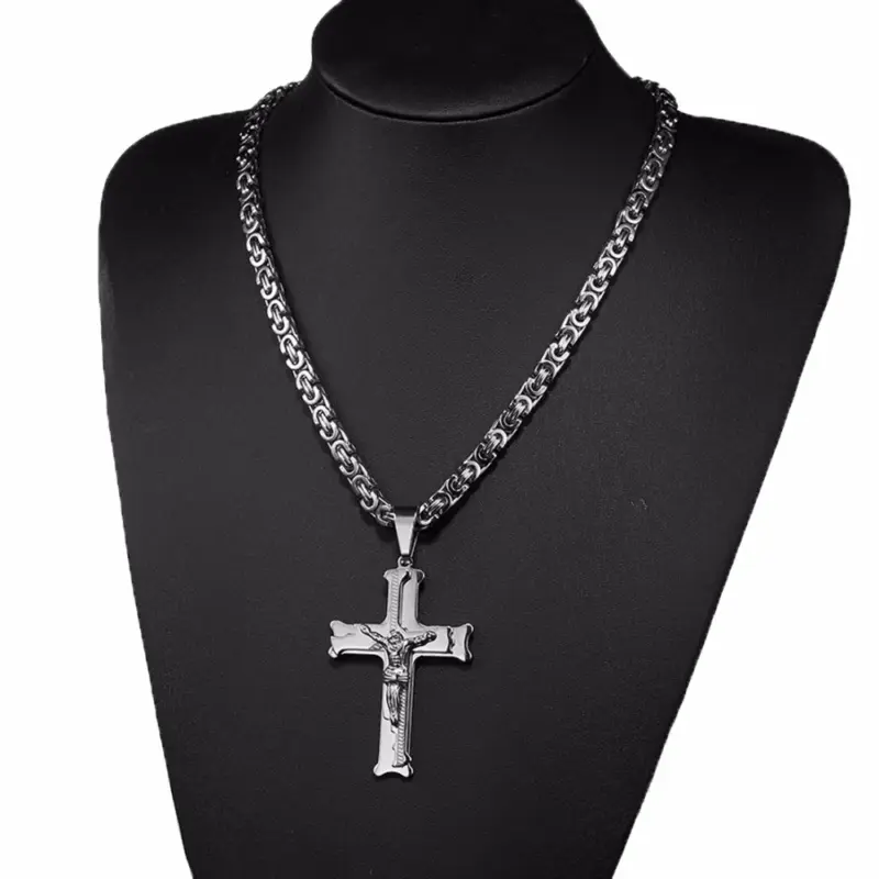 Silberfarbene Byzantiner-Königskette mit großem Jesus-Kruzifix auf schwarzer Schmuckbüste