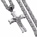 Großes Edelstahl-Kruzifix mit Jesusfigur an kräftiger silberfarbener Byzantinerkette – Detailaufnahme