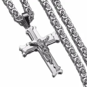 Großes Edelstahl-Kruzifix mit Jesusfigur an kräftiger silberfarbener Byzantinerkette – Detailaufnahme