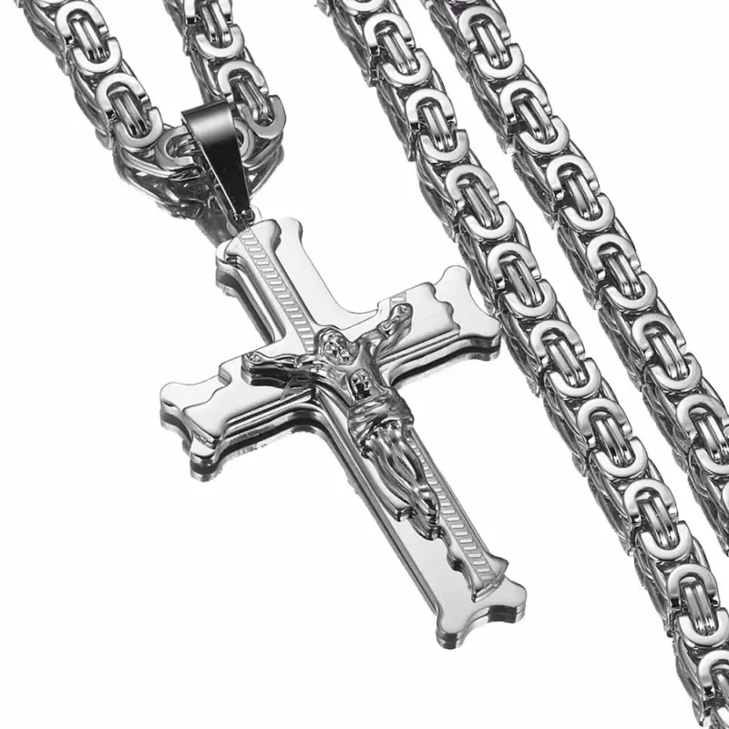 Großes Edelstahl-Kruzifix mit Jesusfigur an kräftiger silberfarbener Byzantinerkette – Detailaufnahme