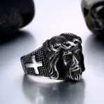BEIER Jesus-Herrenring aus Edelstahl laut Anbieter mit Kreuz an der Ringschiene, Seitenansicht